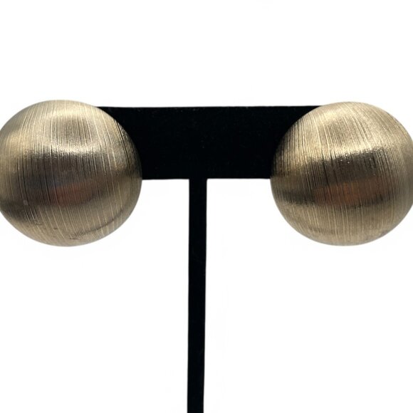 Vintage SARAH COVENTRY Large Round Textured Gold-Tone Clip-On Earrings Large - Picture 3 of 8